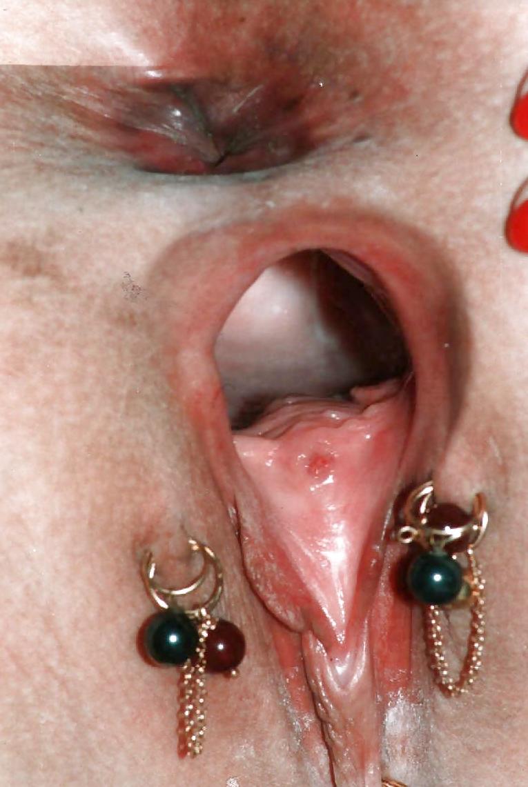 25P NUE CHATTE ET CUL OUVERT AU SPECULUM
