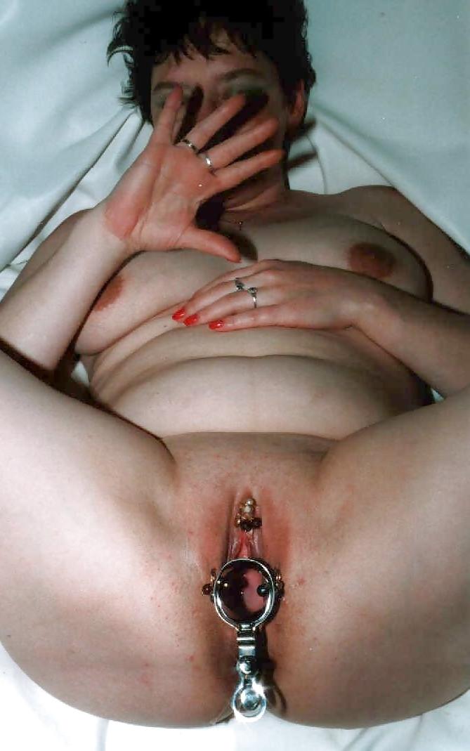 25P NUE CHATTE ET CUL OUVERT AU SPECULUM