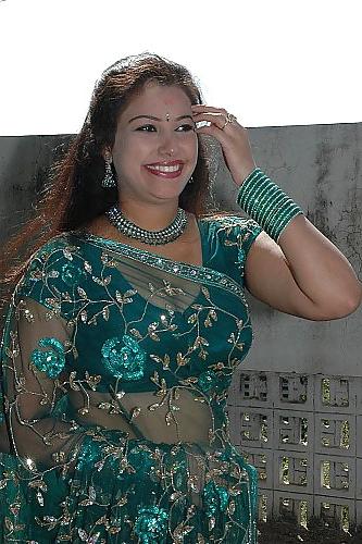 25P INDIAN AUNTIES