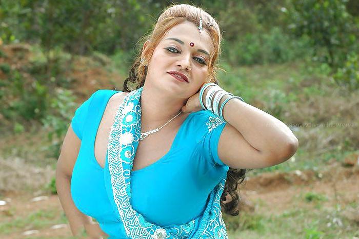 25P INDIAN AUNTIES