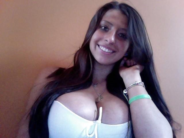 22P Some Random Cleavage Babes