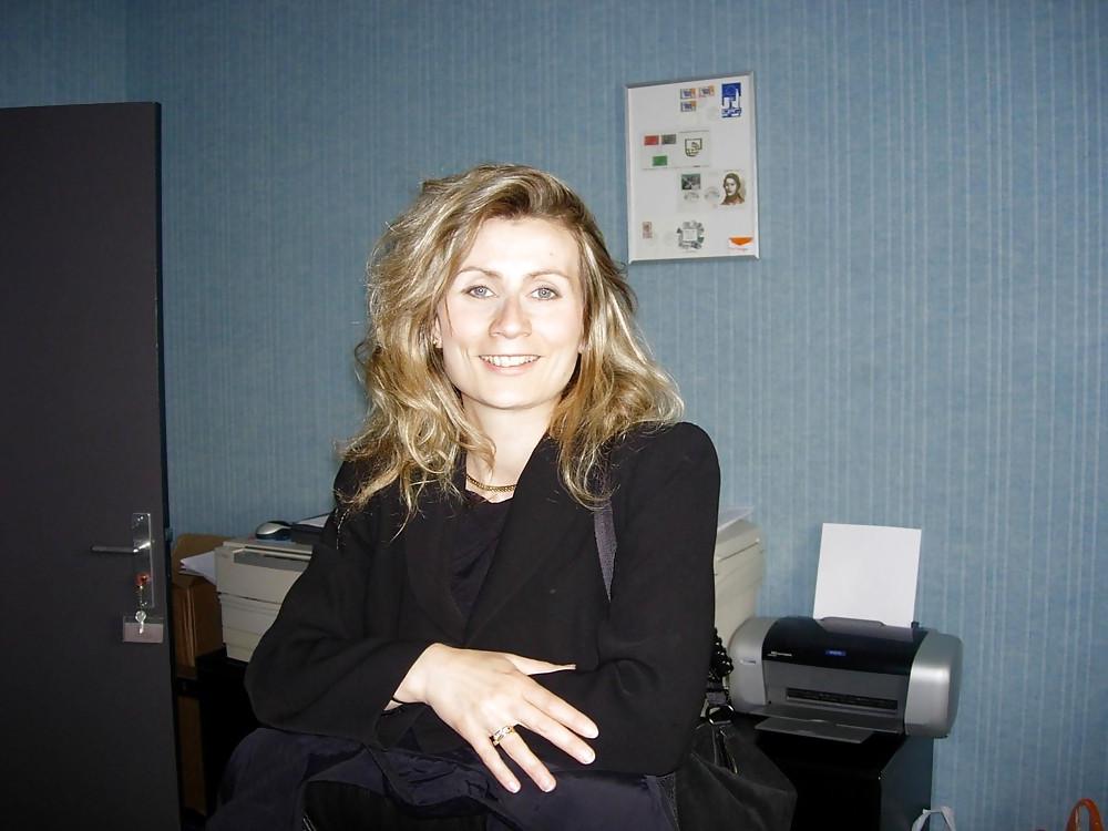 25P Amateur wife spread in office