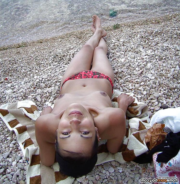 25P Lots of nude beach babes