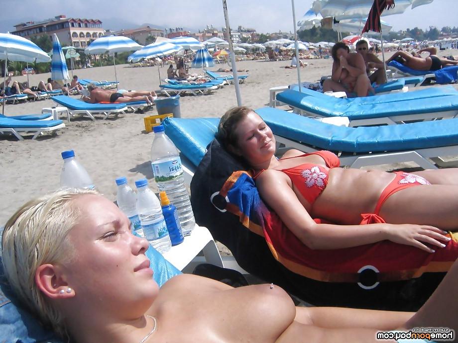 25P Lots of nude beach babes