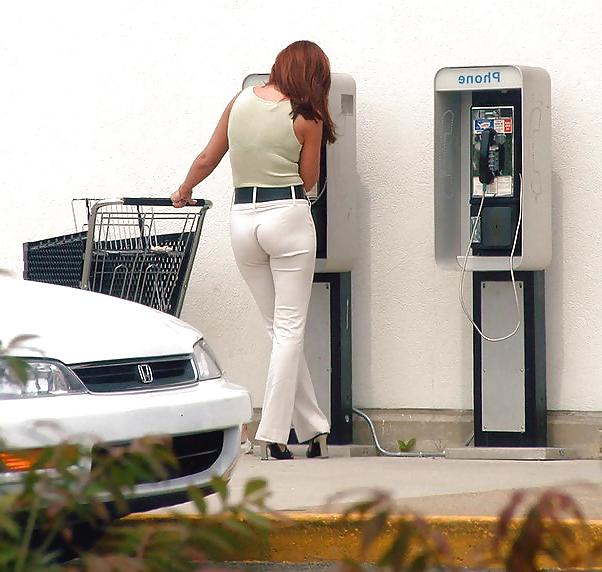 14P Una dama al telefono