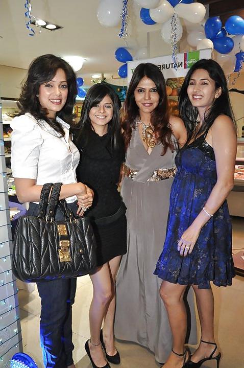 16P Indian and American women .... some r real