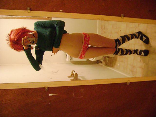 25P Sexy Emo-rothaariges Teenchick
