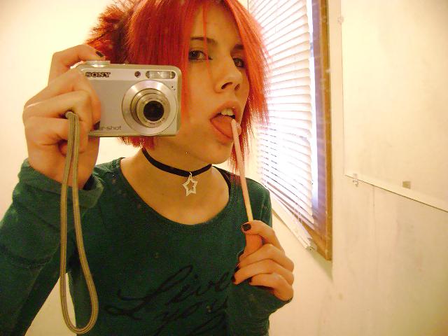 25P Sexy Emo-rothaariges Teenchick