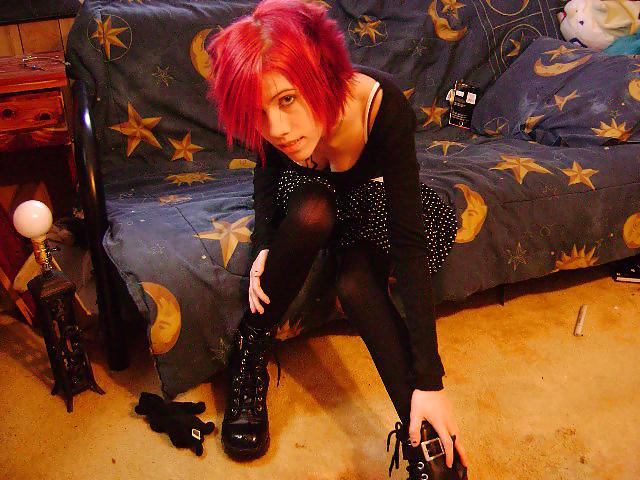 25P Sexy Emo-rothaariges Teenchick