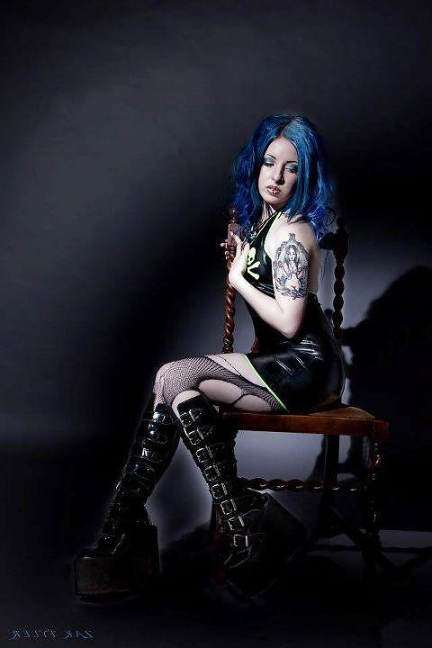 16P SEXY GOTH BABES