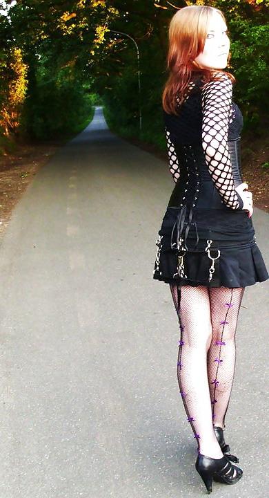 16P SEXY GOTH BABES