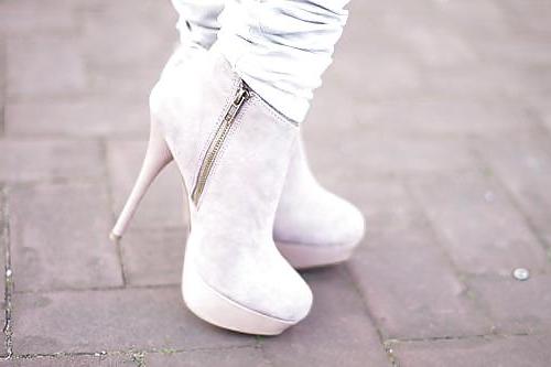 25P Just heels and legs