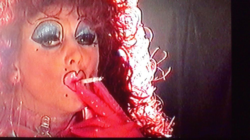10P More dragqueen smoking