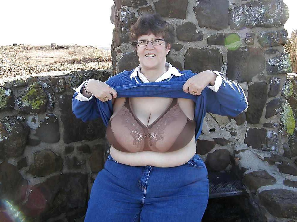 24P Big bras on mature women