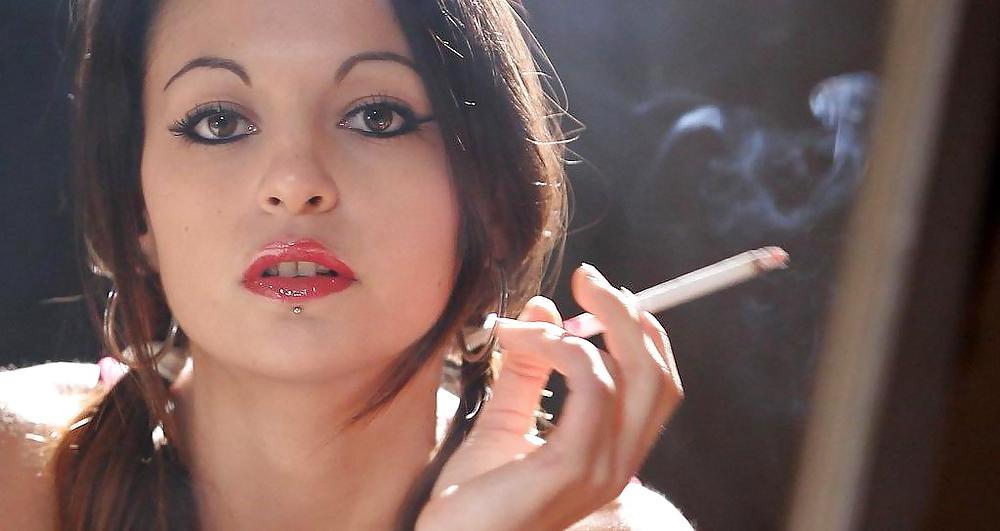21P SMOKING GIRLS