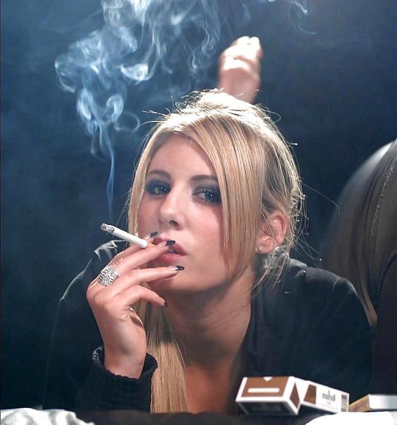 21P SMOKING GIRLS