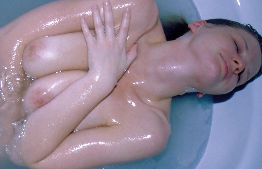 10P SAG – Meine junge Frau mit üppigen Brüsten in der Badewanne 05