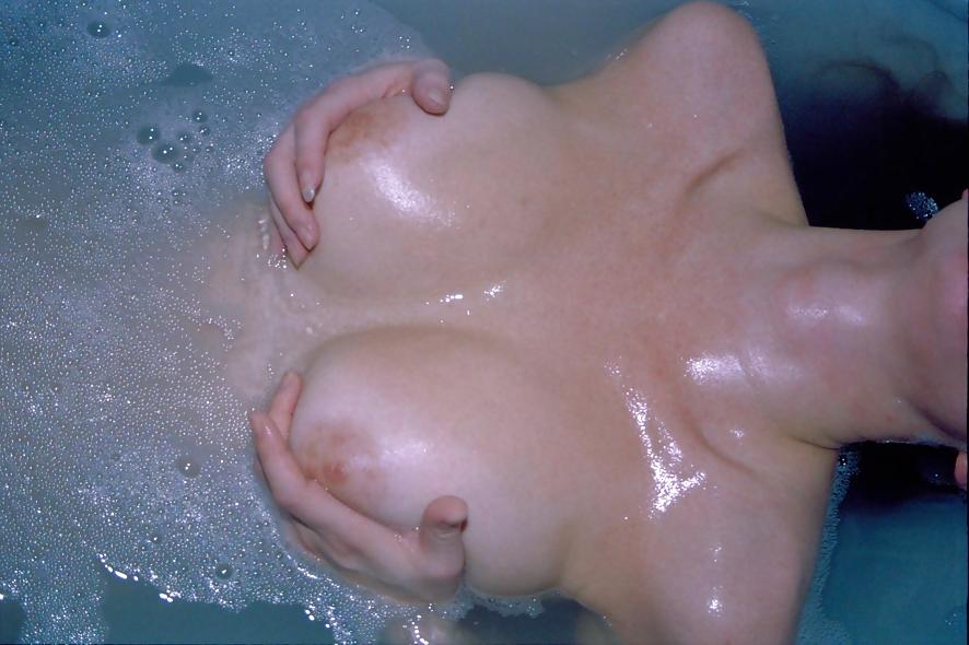 10P SAG – Meine junge Frau mit üppigen Brüsten in der Badewanne 05