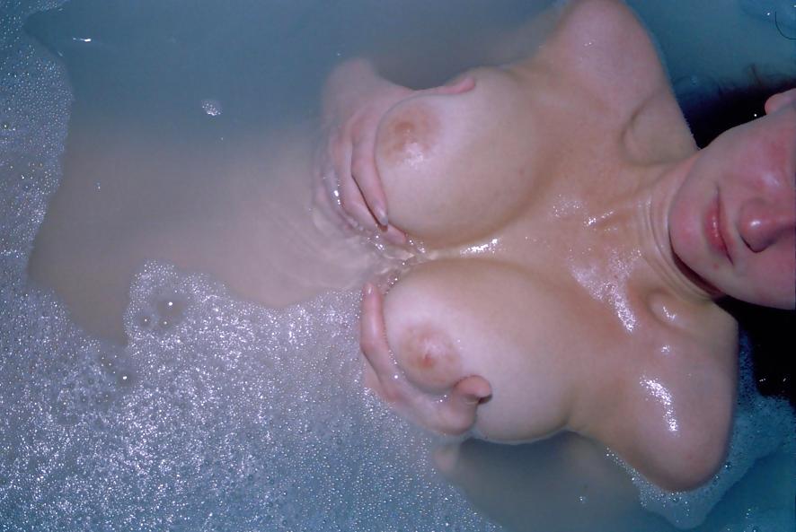10P SAG – Meine junge Frau mit üppigen Brüsten in der Badewanne 05