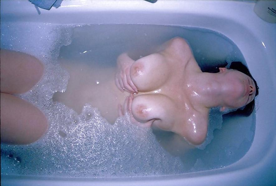 10P SAG – Meine junge Frau mit üppigen Brüsten in der Badewanne 05