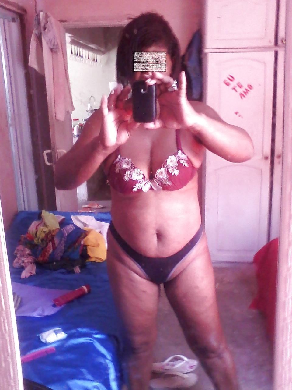 10P Friend shows me her shower by phone pics