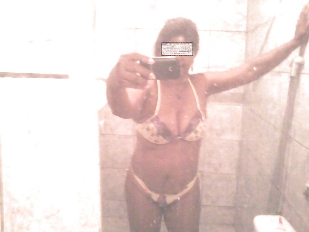 10P Friend shows me her shower by phone pics