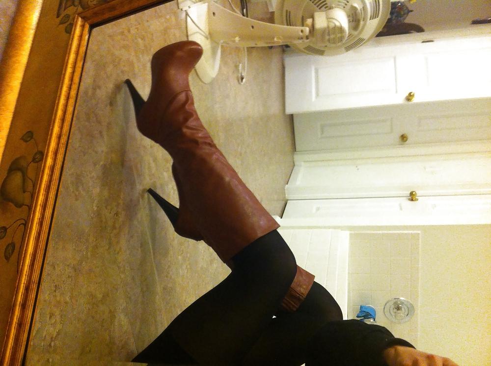 15P Brown leather knee high boots