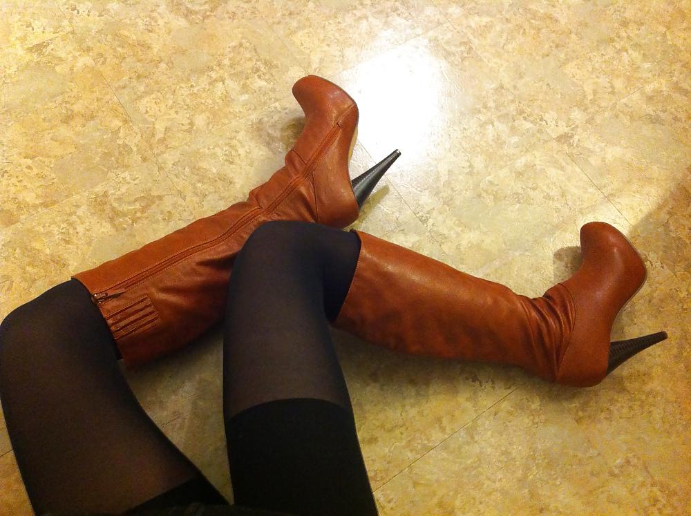 15P Brown leather knee high boots