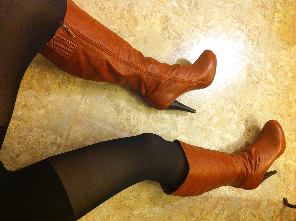 15P Brown leather knee high boots