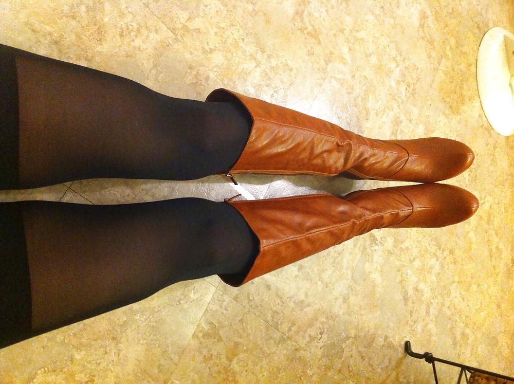 15P Brown leather knee high boots