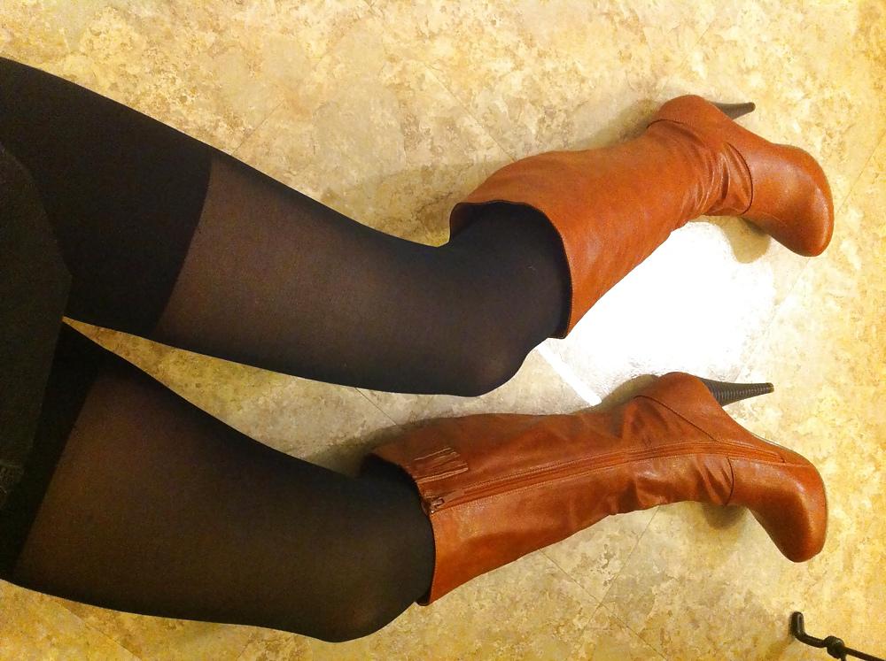 15P Brown leather knee high boots