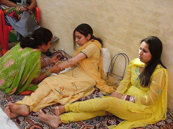 25P Indian and Pakistani with long toenails