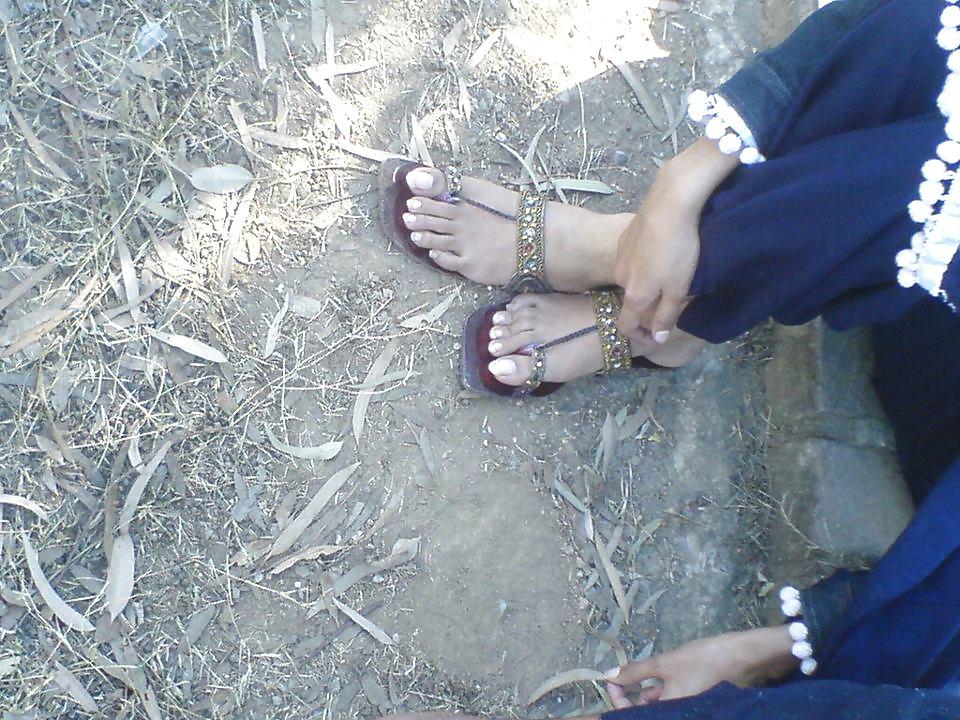 25P Indian and Pakistani with long toenails