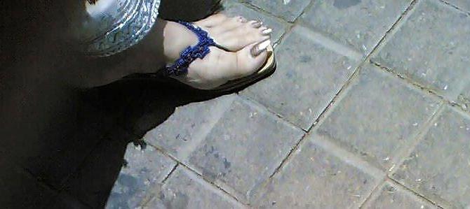 25P Indian and Pakistani with long toenails