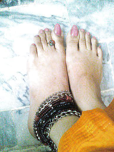 25P Indian and Pakistani with long toenails
