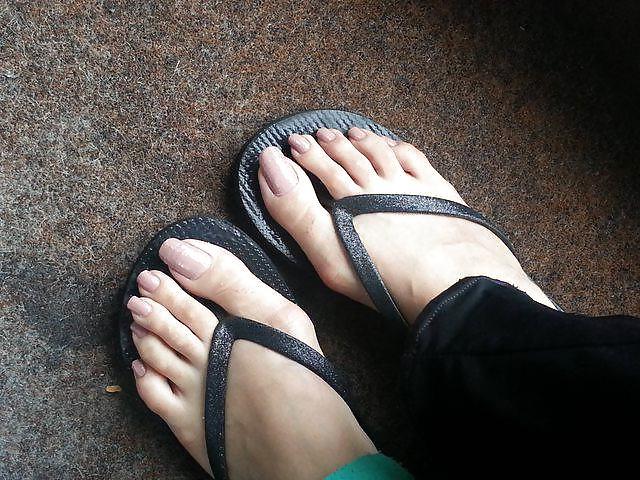 25P Indian and Pakistani with long toenails