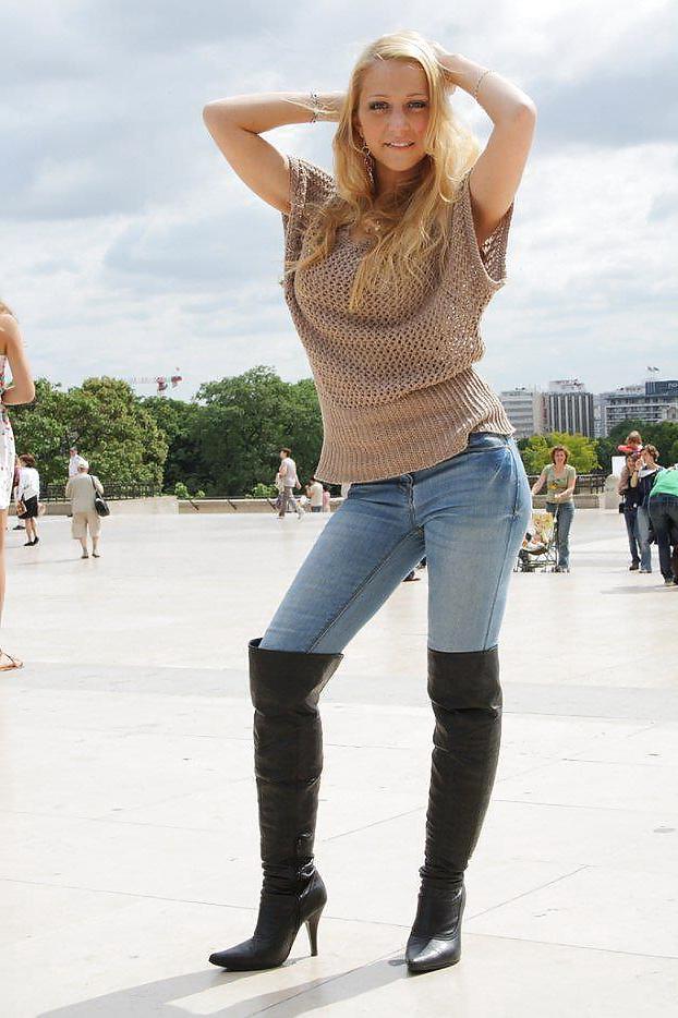 25P Sexy women in boots