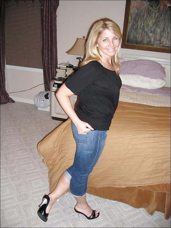 25P Hot MILF with huge Dildo - N. C. 
