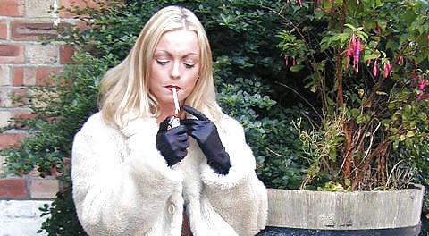 25P Gloved Smoking