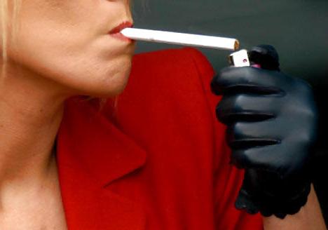 25P Gloved Smoking