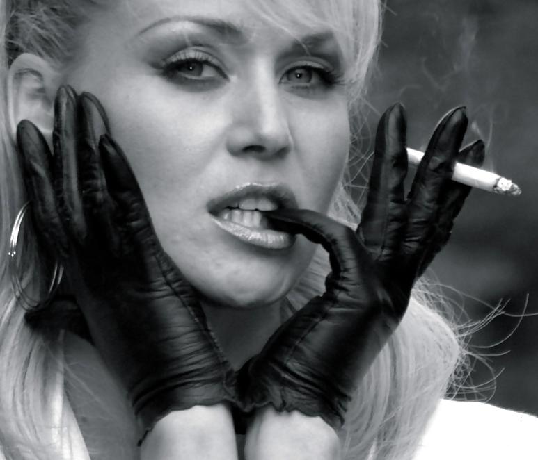 25P Gloved Smoking