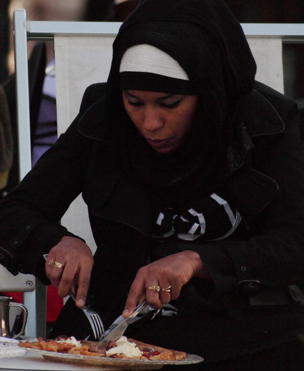 25P Belle Beurette en Hijab 3
