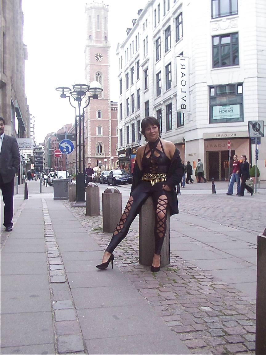 11P City-Fotos im Catsuit