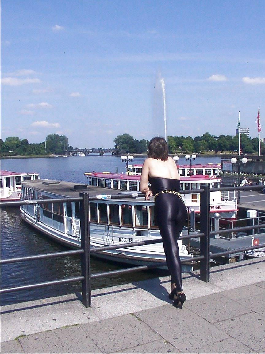11P City-Fotos im Catsuit