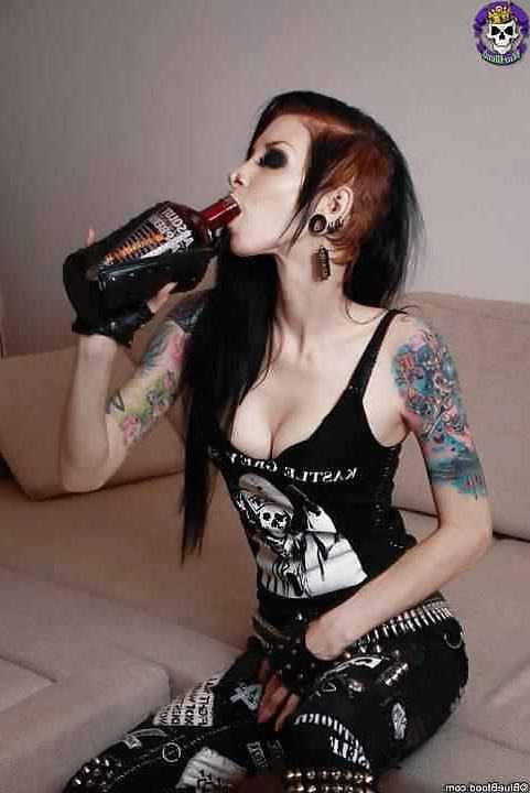 18P Sexy metal babes