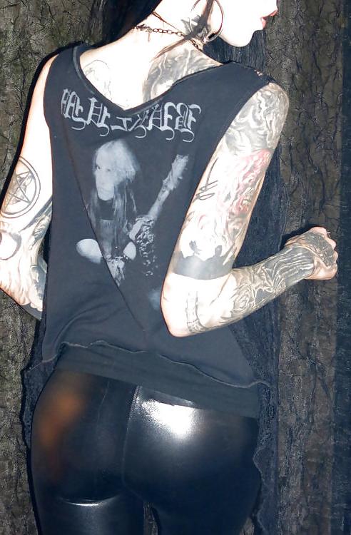 18P Sexy metal babes
