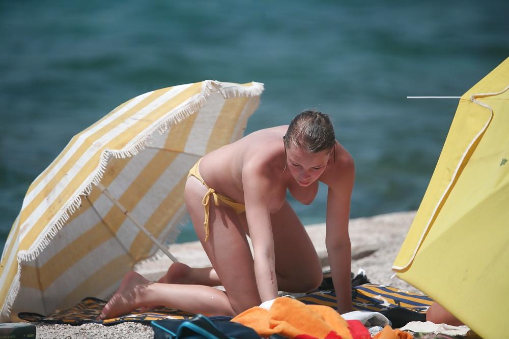 25P Topless nice boobs in yellow bikini