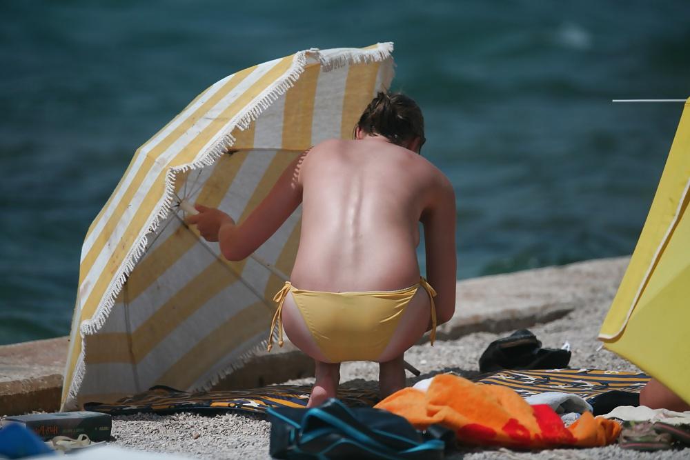 25P Topless nice boobs in yellow bikini
