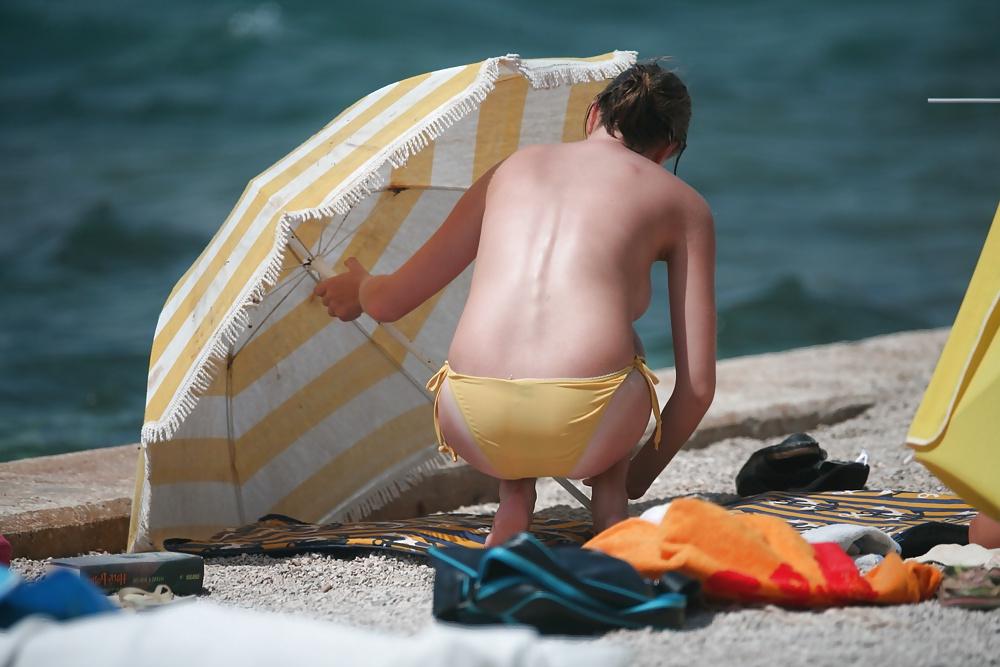 25P Topless nice boobs in yellow bikini