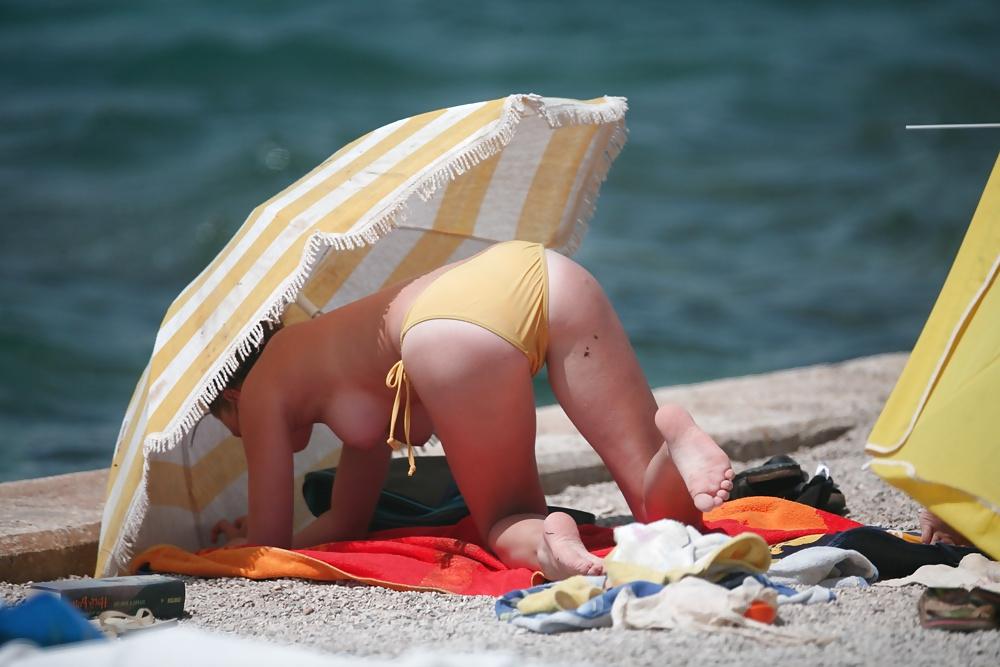25P Topless nice boobs in yellow bikini